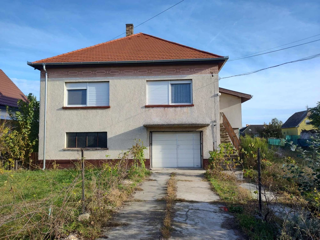 Tököl, Főút közeli utca, 98 m²-es, 2 generációs, családi ház, 3 szobás