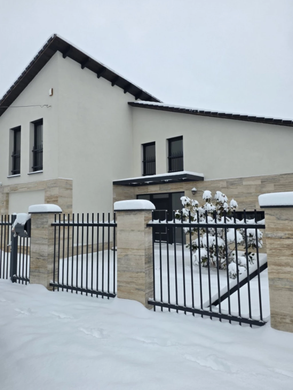 Vecsés, Magdolna utca, 242 m²-es, családi ház, 6 szobás, extrán felszerelt állapotú