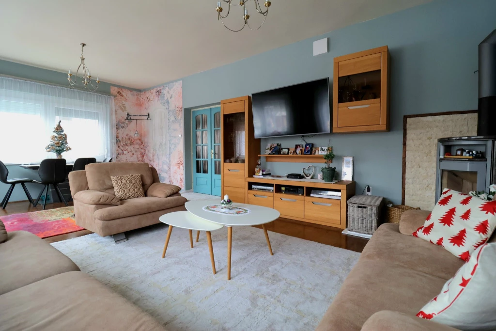 Tököl, központban, 234 m²-es, családi ház, 6 szobás, felújított / újszerű állapotú