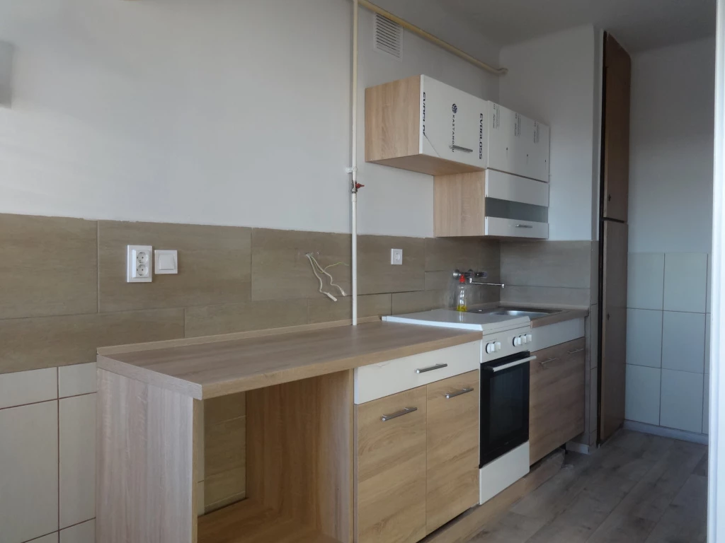 Tiszakécske, Babits Mihály (Bagolyvár) utca, 40 m²-es, társasházi lakás