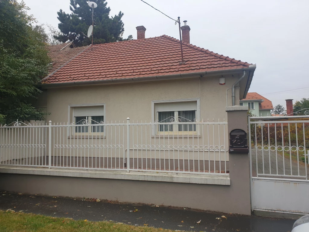 XXI. Kerület, Királyerdő, 70 m²-es, ikerház, 2 szobás, jó állapotú