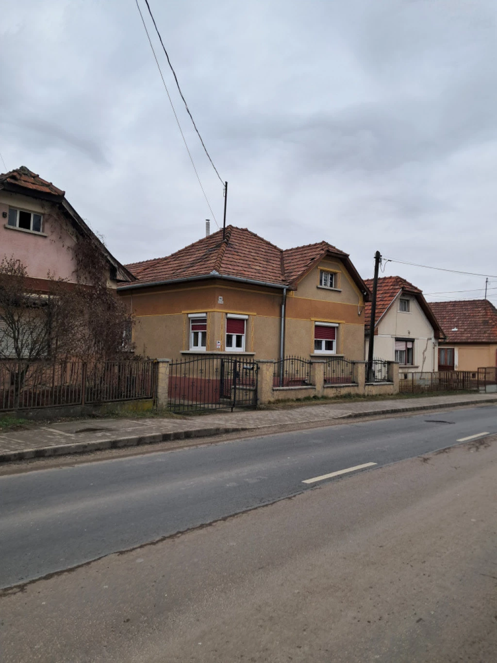 Ózd, Csépány út, 110 m²-es, 2 generációs, családi ház, 3 szobás