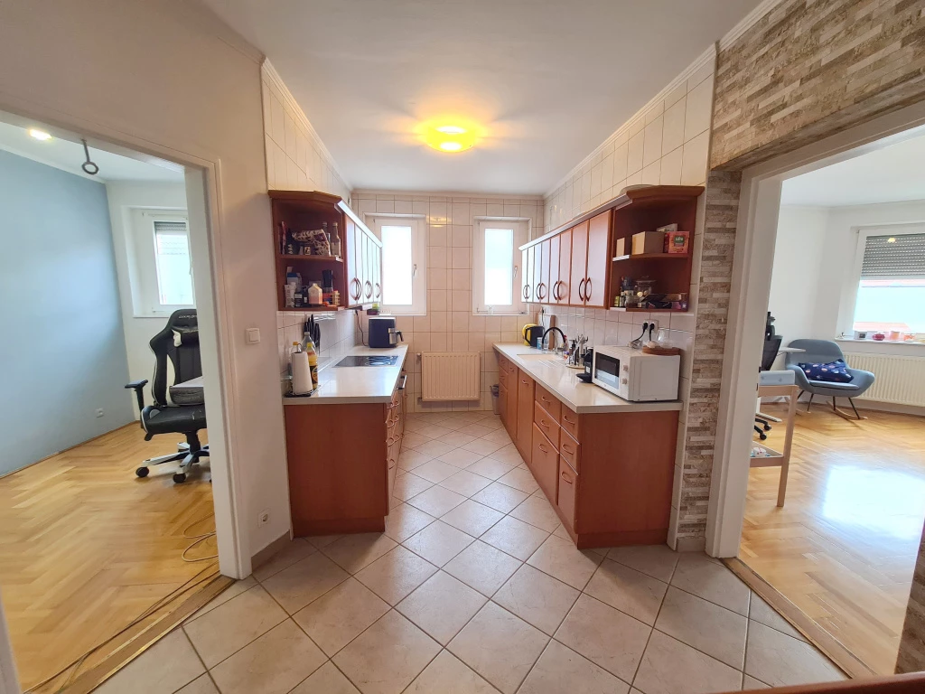 IV. Kerület, Árpád út, 93 m²-es, társasházi lakás, 2+1 szobás