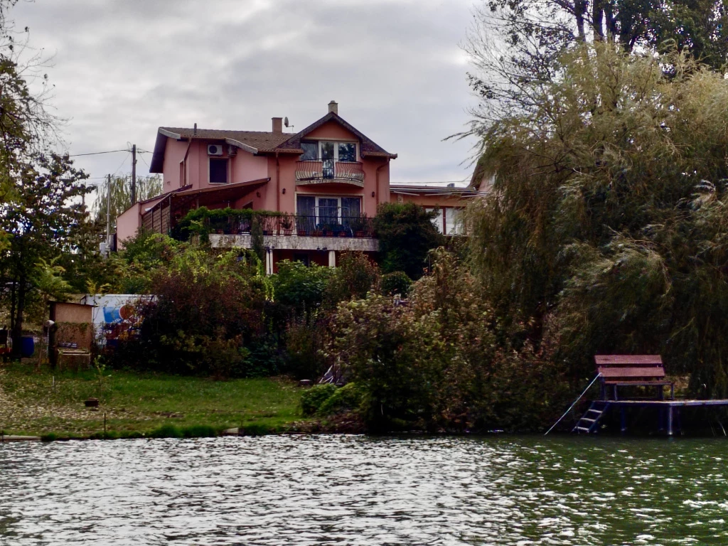 Taksony, Dunaparti, 250 m²-es, családi ház, 8 szobás, kiváló állapotú