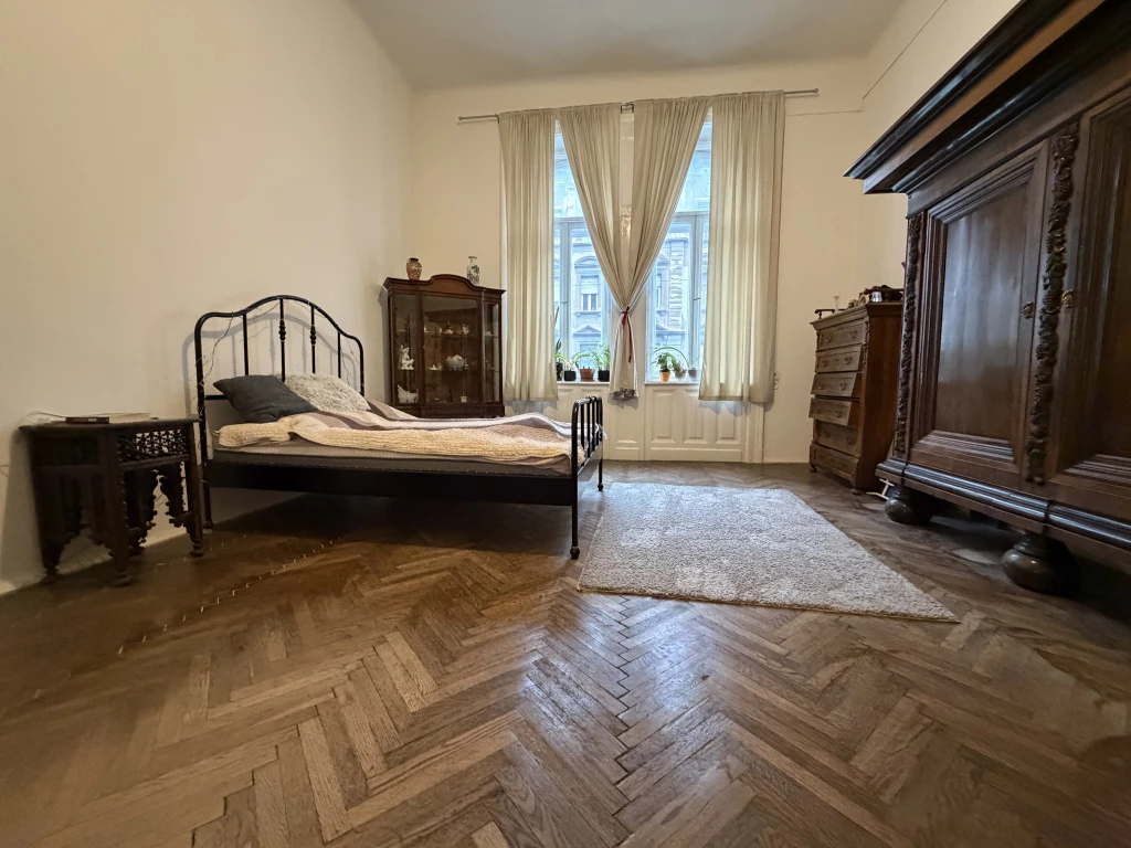 VII. Kerület, Thököly út, 63 m²-es, társasházi lakás, 2 szobás