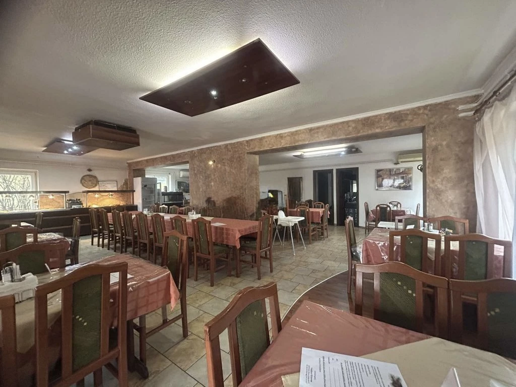 Vecsés, Üzlethelyiség + Lakás, 395 m²-es, családi ház, 4 szobás