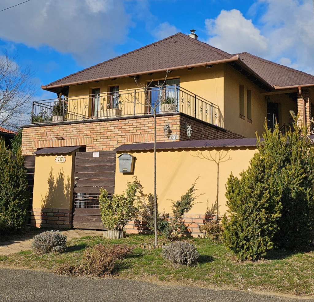 Veresegyház, Öreghegy, 140 m²-es, 2 generációs, családi ház, 3 szobás