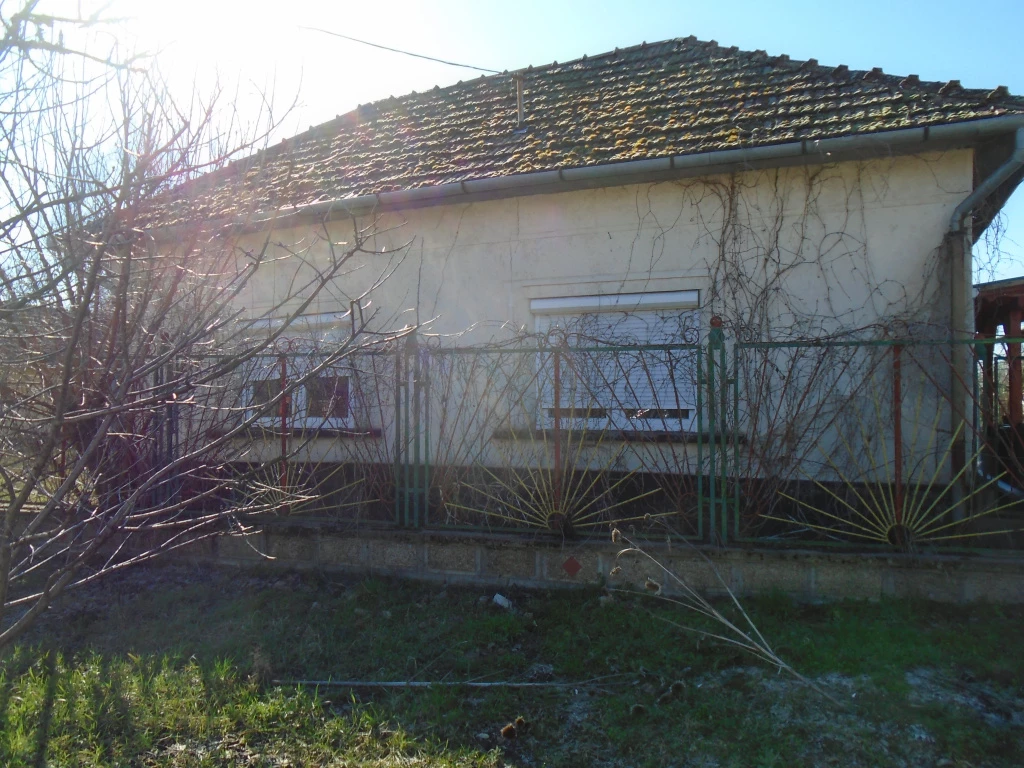 Tiszakécske, Kerekdomb utca, 90 m²-es, családi ház, 3 szobás