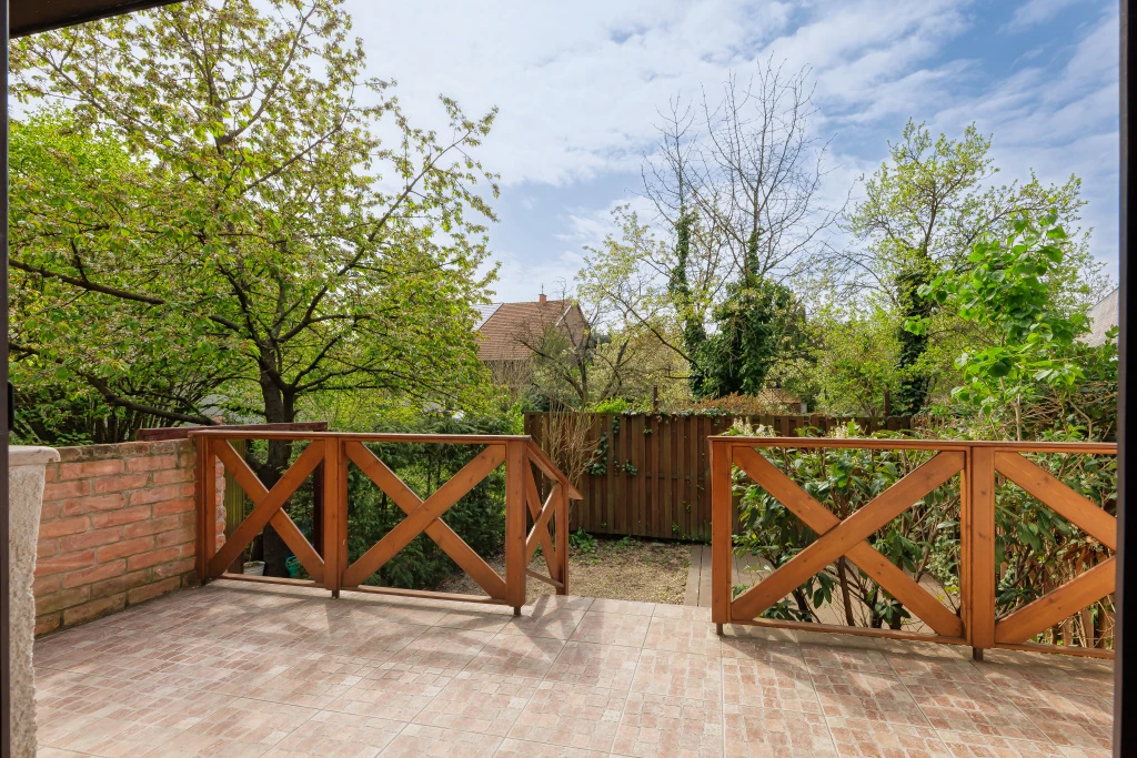 Szentendre, Hóvirág utca, 135 m²-es, sorház, 6 szobás, jó állapotú