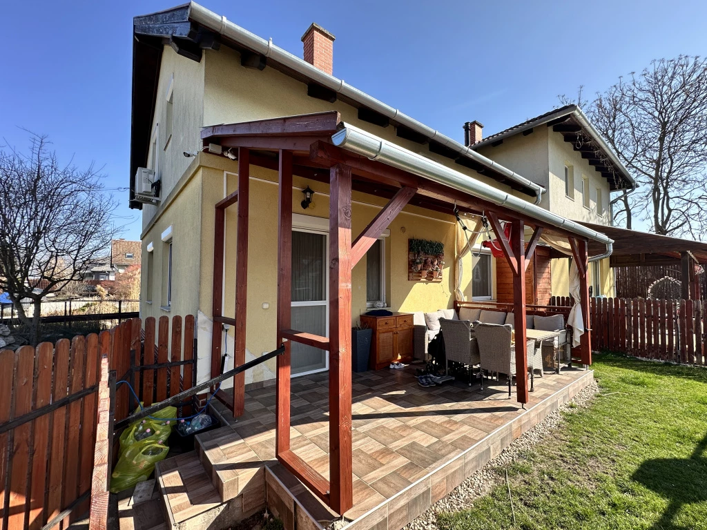 Üllő, Ócsai út, 101 m²-es, házrész, kiváló állapotú, gázcirkó fűtés