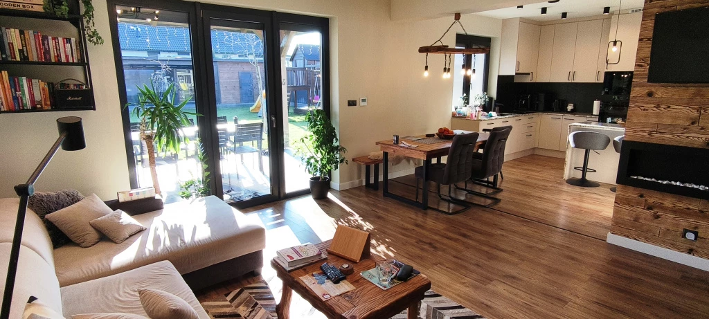 Szada, Fenyvesligeti út, 120 m²-es, ikerház, 4+1 szobás, kiváló állapotú