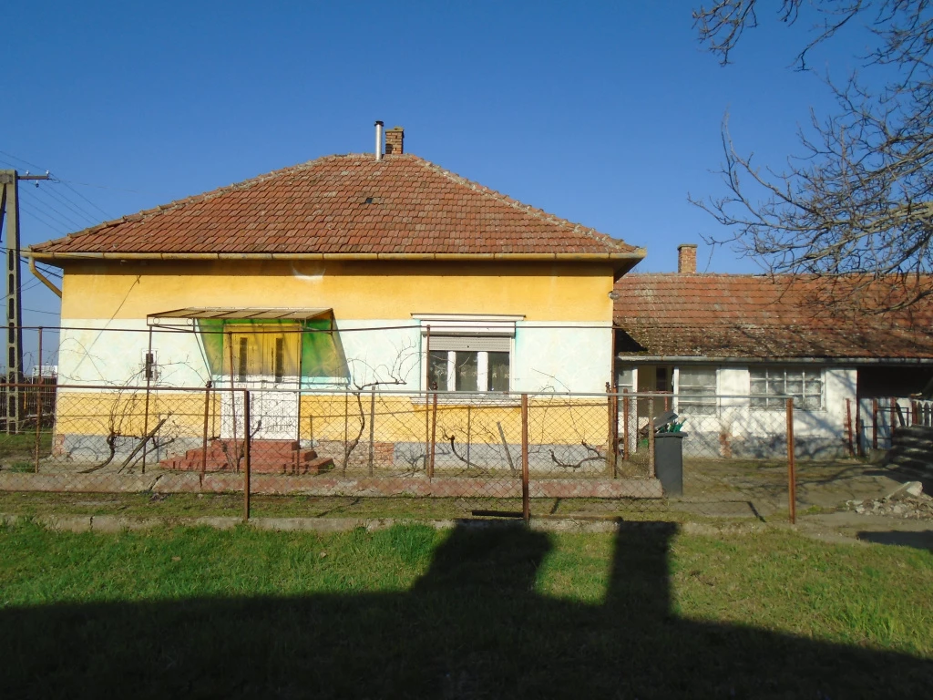 Kőröstetétlen, Törteli út, 76 m²-es, családi ház, 2 szobás, felújítandó állapotú