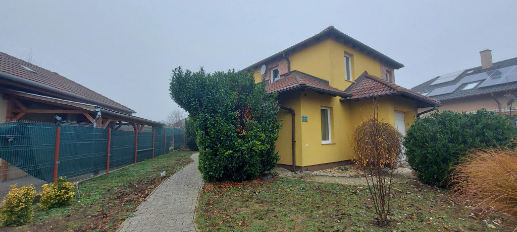 Páty, Kökörcsin utca, 160 m²-es, családi ház, 5 szobás, jó állapotú