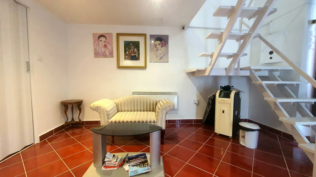 VII. Kerület, BERENDEZETT FOGORVOSI RÖNTGENLABOR BP.VII., 21 m²-es, üzlethelyiség utcai bejárattal