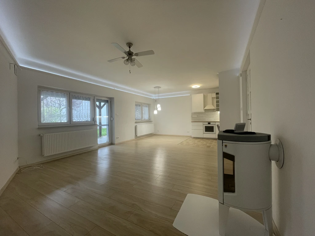 Vác, Eötvös utca, 117 m²-es, sorház, 5 szobás, felújított / újszerű állapotú