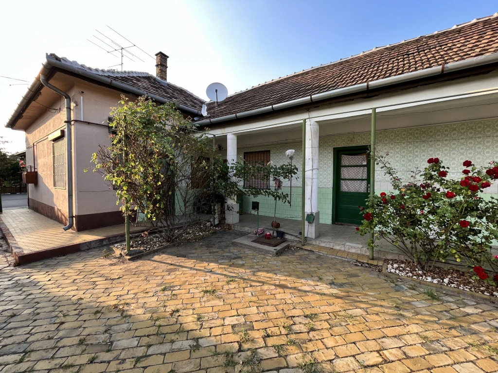 Vecsés, Központ közeli, 95 m²-es, családi ház, 3 szobás, felújítandó állapotú