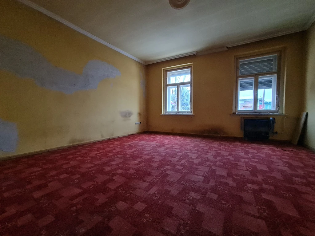 Cegléd, Szarvas utca, 660 m²-es, családi ház, 3 szobás, felújítandó állapotú