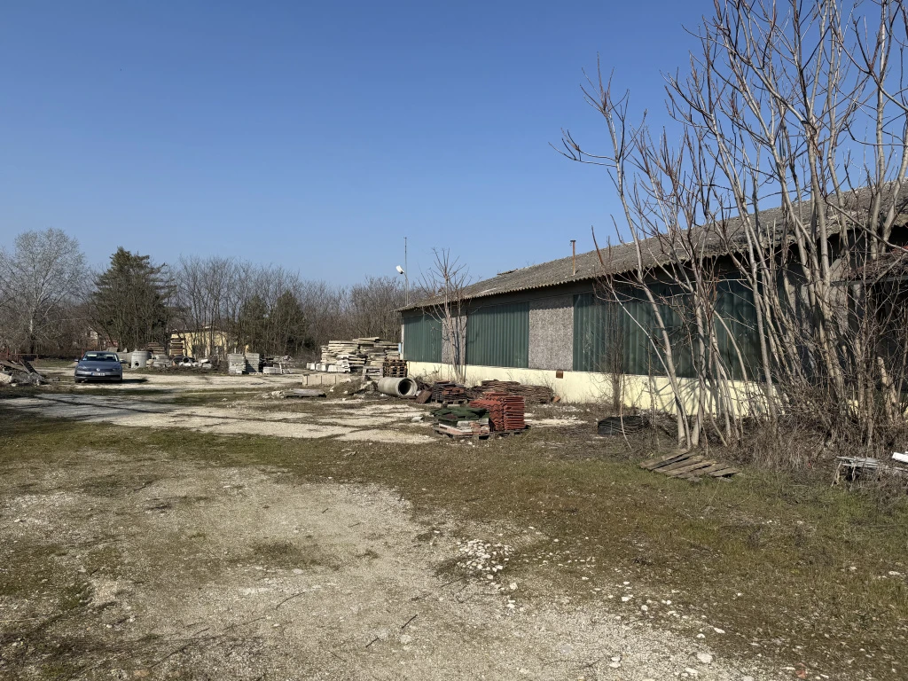 Majosháza, 51-es uthoz utca, 900 m²-es, telephely, felújítandó állapotú