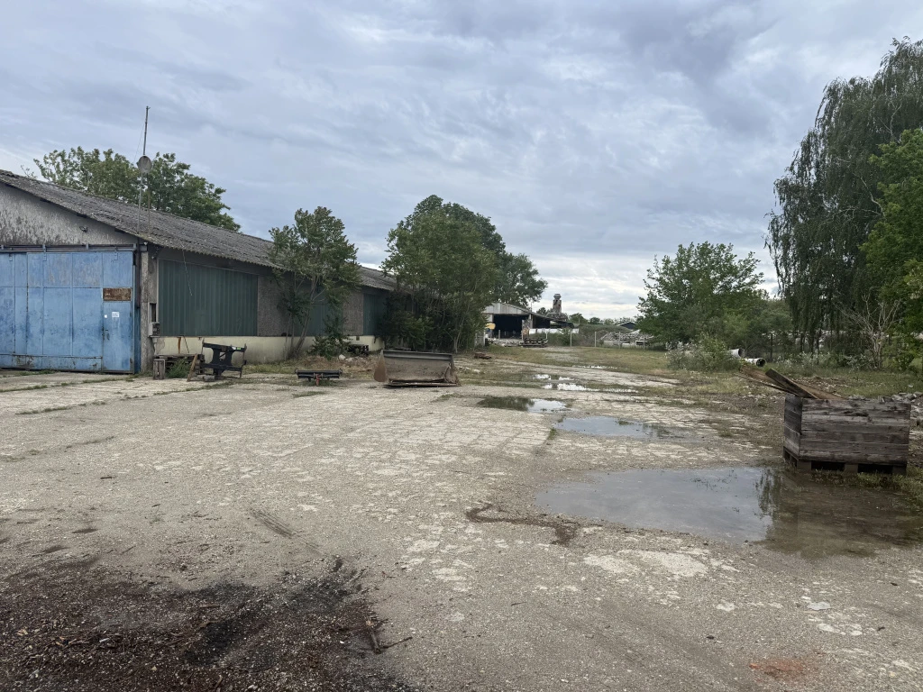 Majosháza, 51-es uthoz utca, 900 m²-es, telephely, felújítandó állapotú