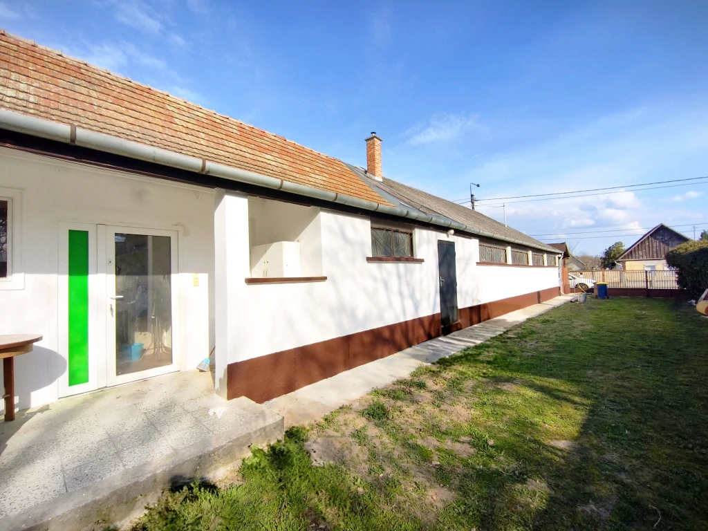 Tóalmás, Béke út, 156 m²-es, 2 generációs, családi ház, 3 szobás