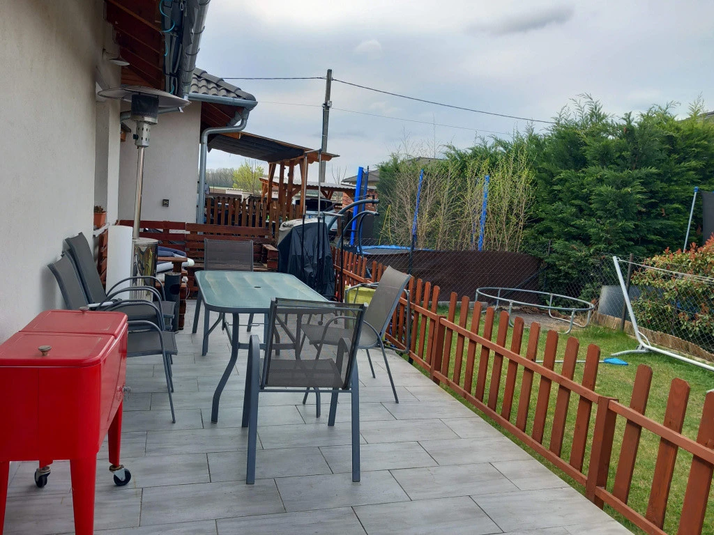 Taksony, Kárpáti Rudolf utca, 92 m²-es, ikerház, 4 szobás, kiváló állapotú