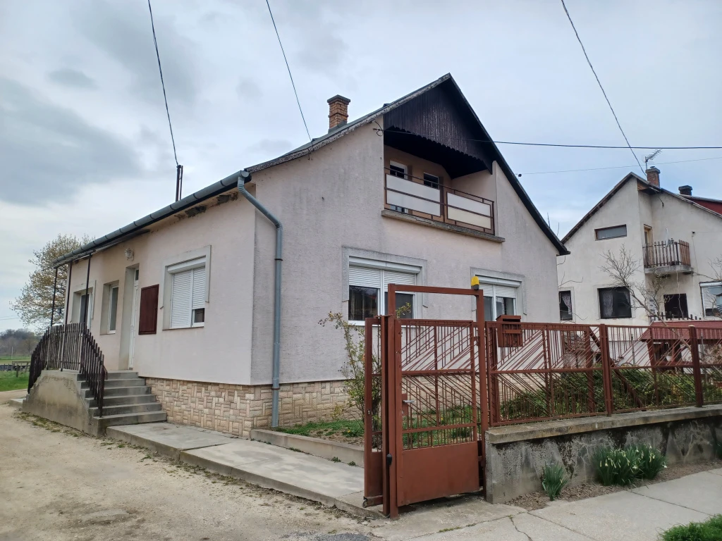 Kajászó, Rákóczi utca, 100 m²-es, családi ház, 4 szobás, jó állapotú