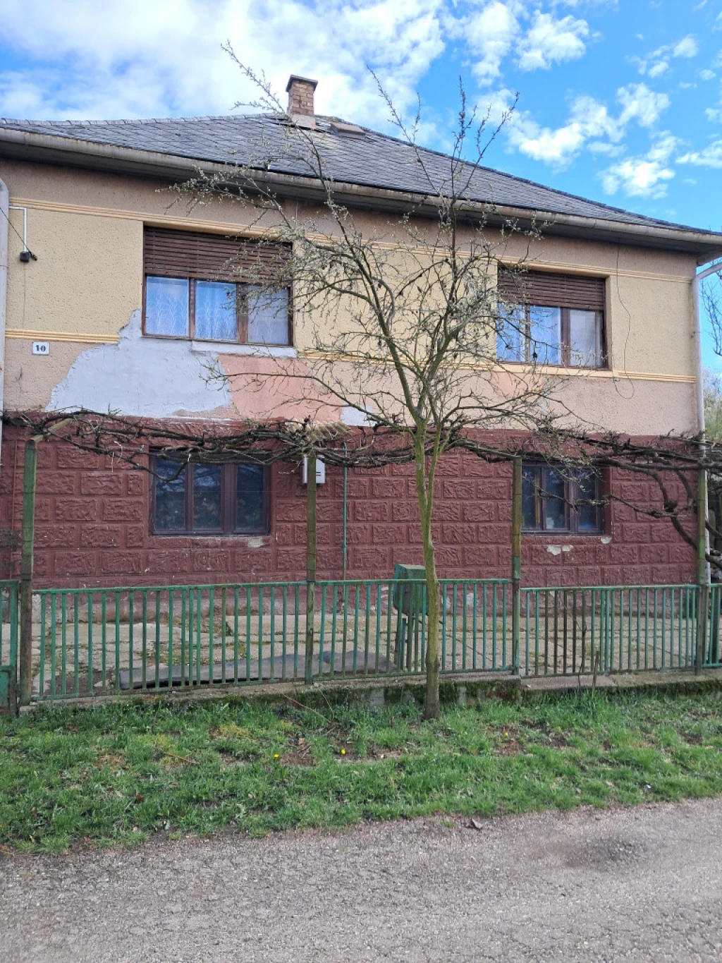 Farkaslyuk, Nárcisz út, 75 m²-es, 2 generációs, családi ház, 3 szobás