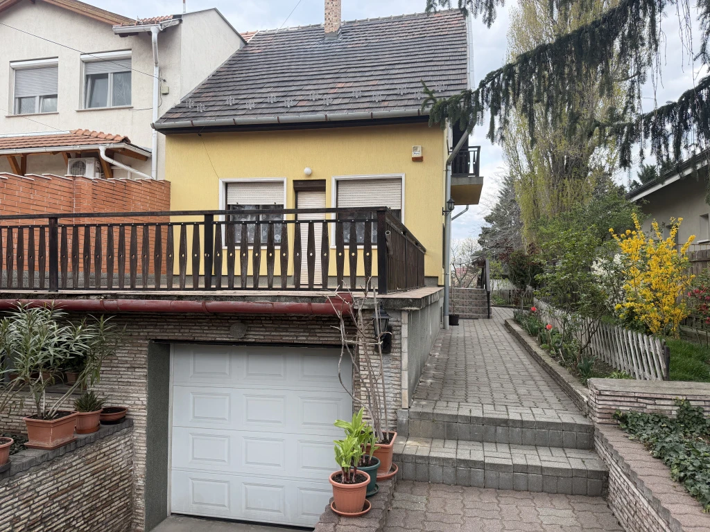 XXI. Kerület, Királyerdő csendes utcája, 99 m²-es, ikerház, 4 szobás