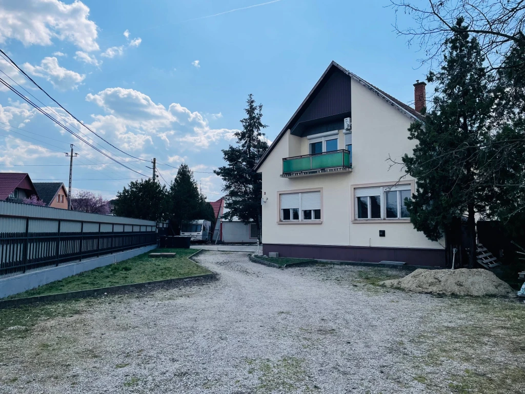 Dabas, Dabas  - Gyón, 220 m²-es, 2 generációs, családi ház, 6+2 szobás