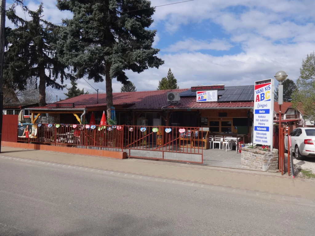 Tiszakécske, Fürdő utca, 450 m²-es, üzlethelyiség utcai bejárattal