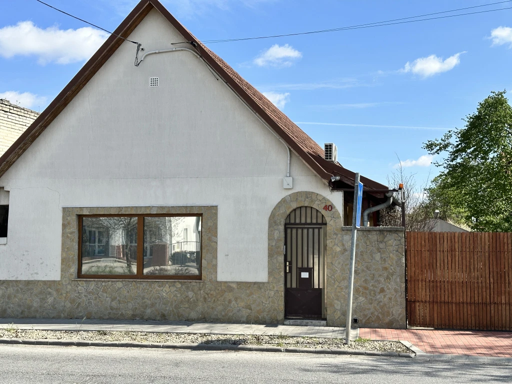 c3-1-name c2-1-name, Alsónémedi, Központi