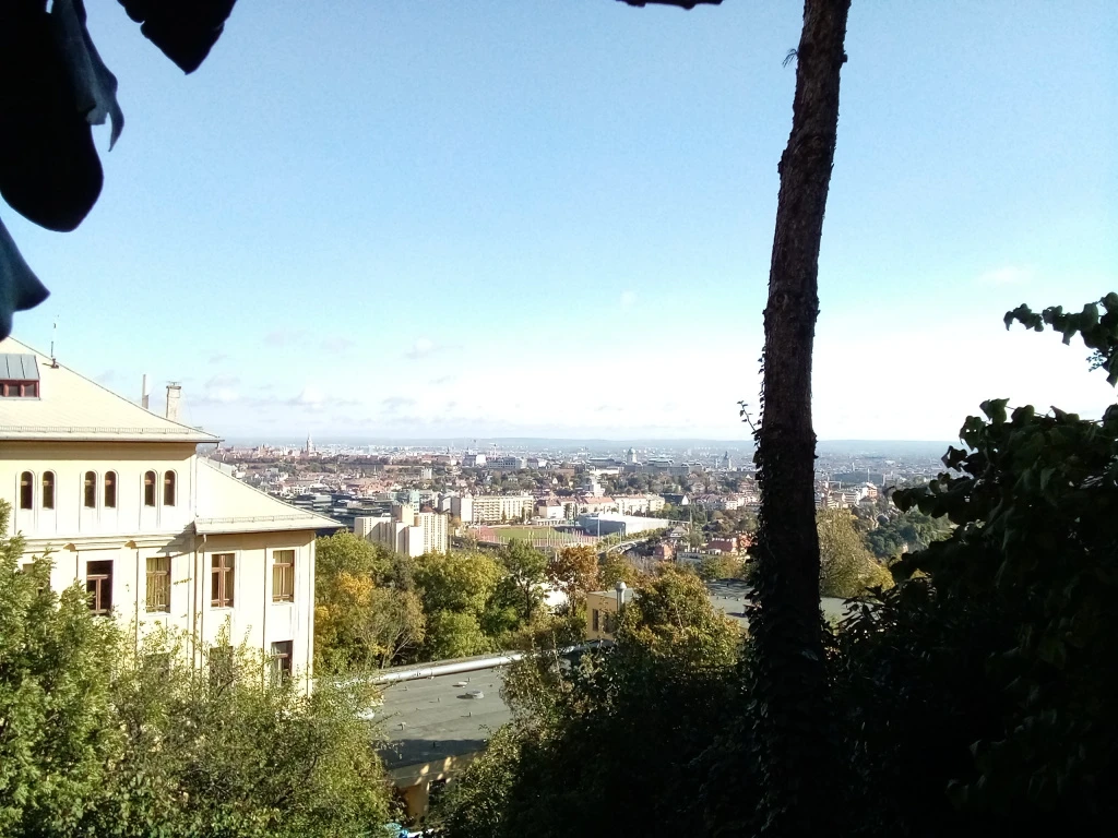 XI. Kerület, Sashegy, 58 m²-es, társasházi lakás, 1+2 szobás, felújított / újszerű állapotú