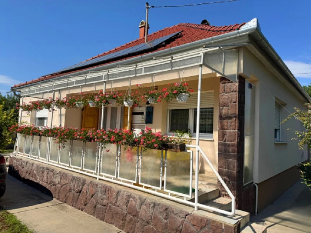 c3-1-name c2-1-name, Kunszentmiklós, Központhoz közeli utca