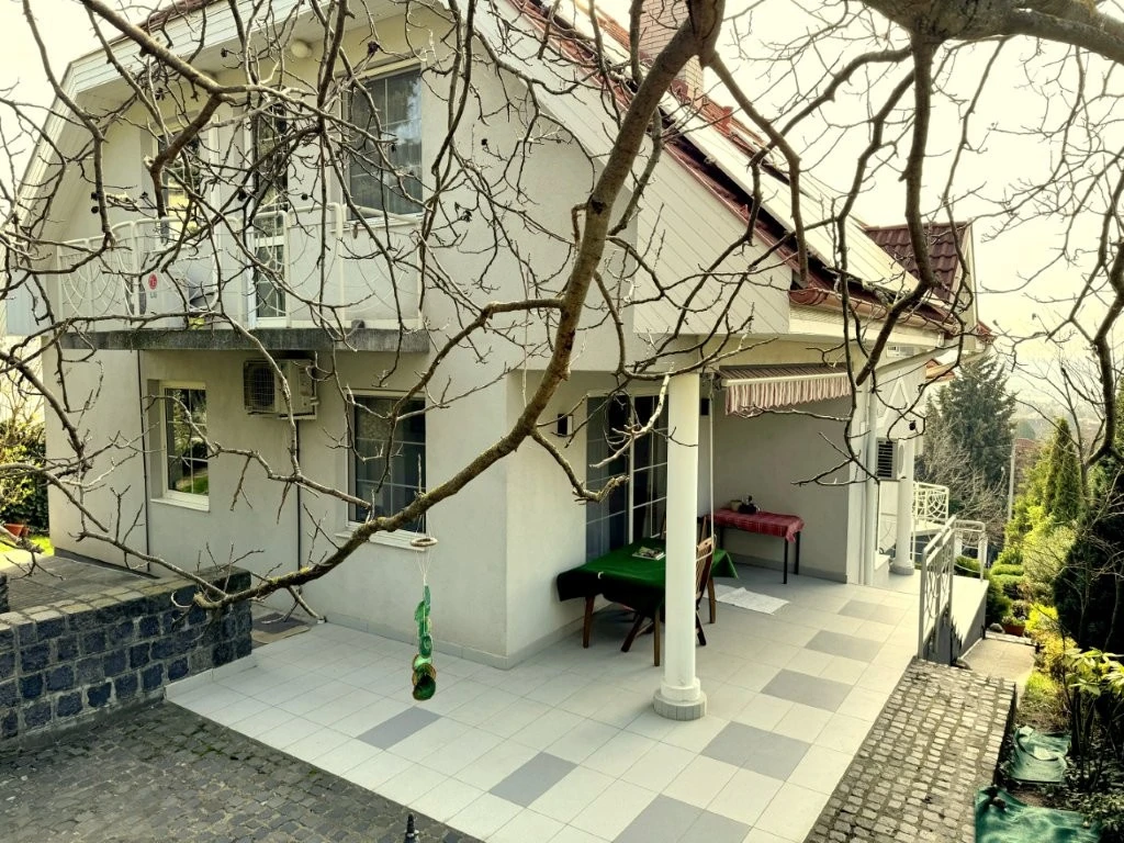 Budaörs, Naphegy utca, 276 m²-es, családi ház, 5 szobás, jó állapotú