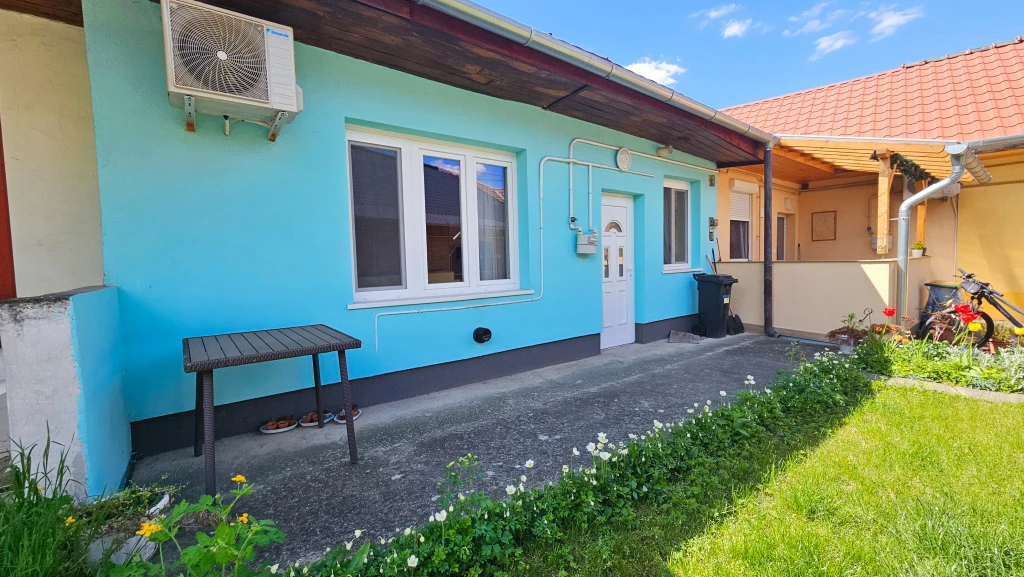 Vác, Burgundia utca utca, 29 m²-es, házrész, 1 szobás, jó állapotú