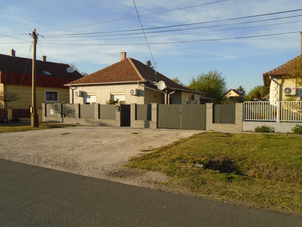 c3-1-name c2-1-name, Tiszakécske, Hősök útja