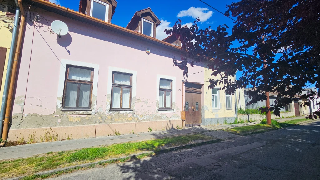 Vác, Hattyú utca, 81 m²-es, társasházi lakás, 2+1 szobás, felújítandó állapotú
