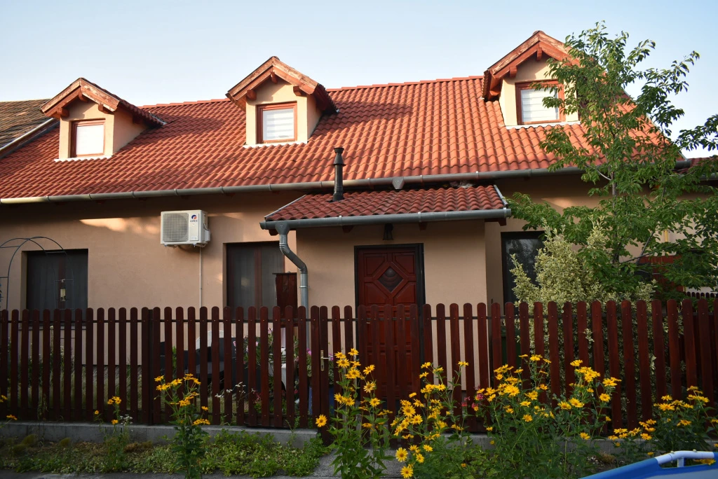 XX. Kerület, Rózsás utca közlében, 83 m²-es, házrész, 3 szobás
