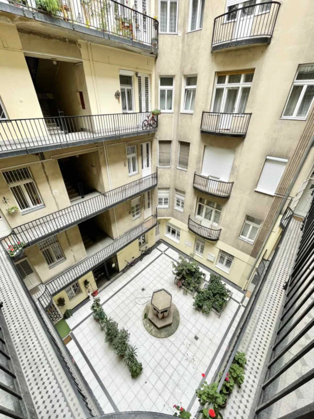 V. Kerület, Azonnal költözhető belvárosi ingatlan V.ker.egyik legjobb utcájában !, 61 m²-es, társasházi lakás