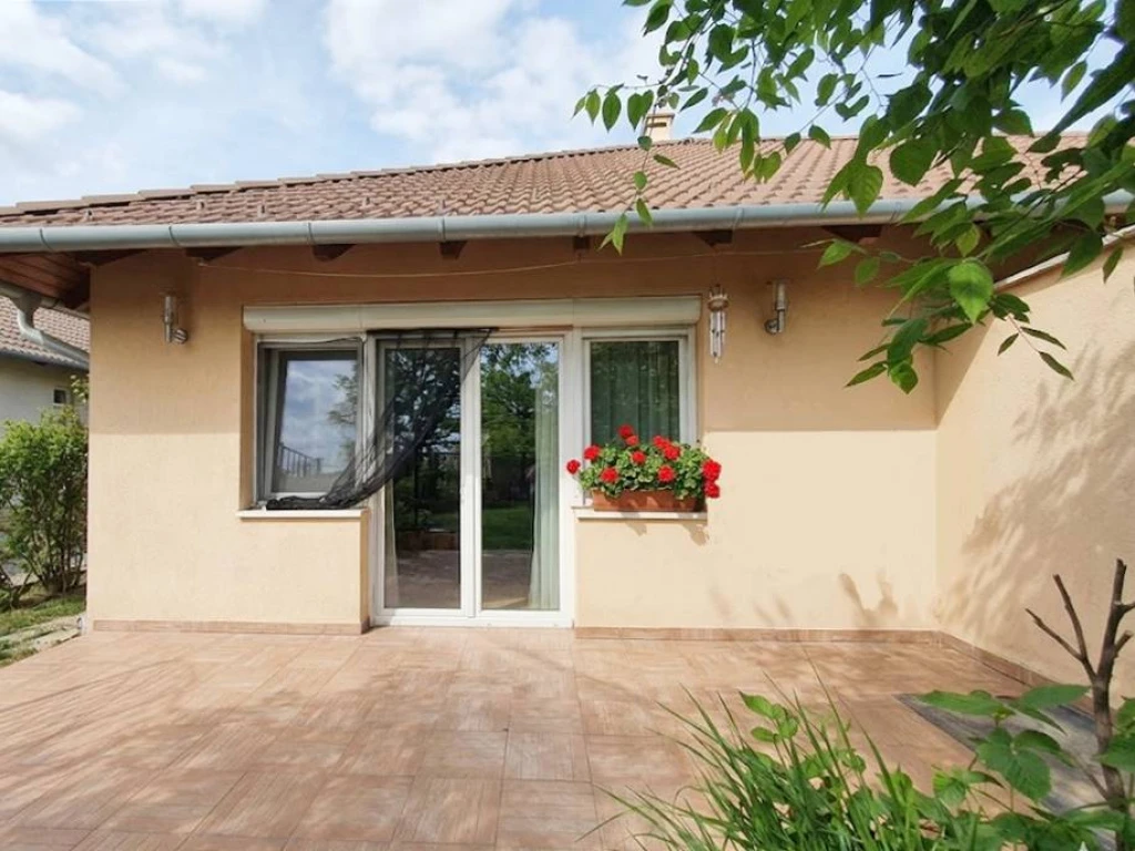 Kistarcsa, Móraliget, 96 m²-es, ikerház, 1+3 szobás, felújított / újszerű állapotú