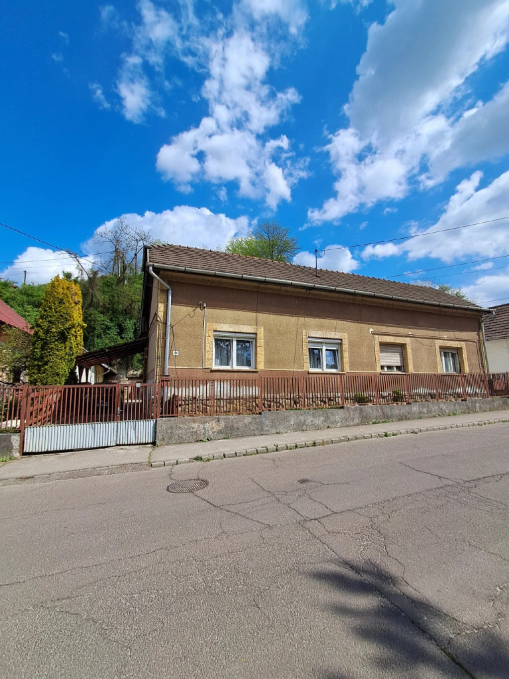 Ózd, Katona J. út, 75 m²-es, 2 generációs, családi ház, 6 szobás