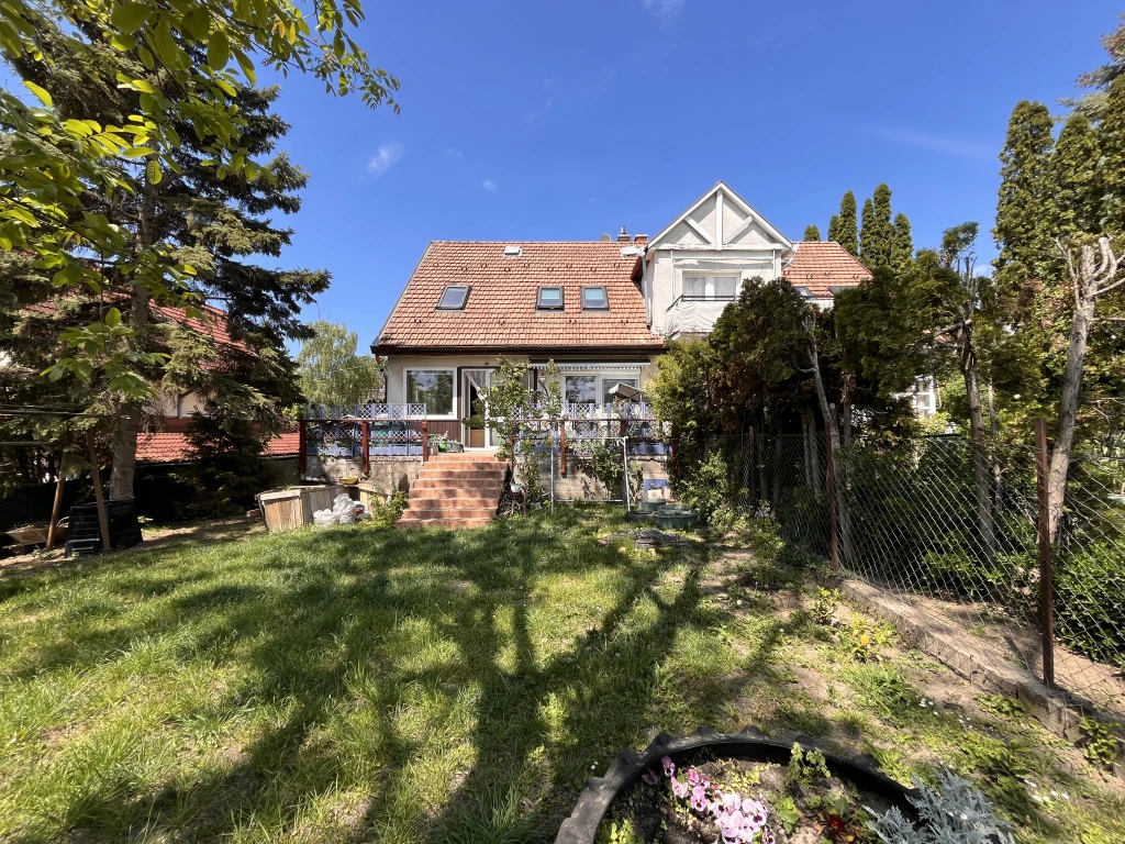 II. kerület, Pesthidegkút, 180 m²-es, 2 generációs, ikerház, 4+2 szobás