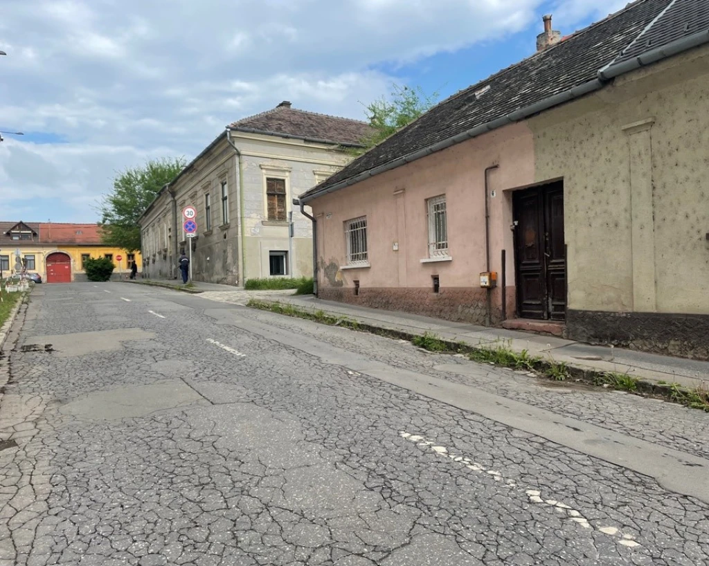 Vác, Barabás Miklós utca, 71 m²-es, családi ház, 3 szobás, átlagos állapotú