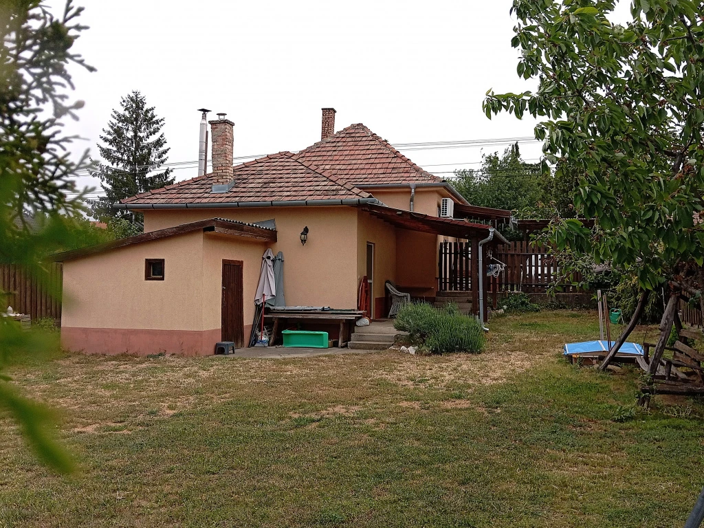c3-1-name c2-1-name, Kerepes, Városközponthoz közeli utca
