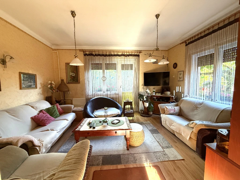 XXII. Kerület, Báthory utca, 110 m²-es, 2 generációs, családi ház