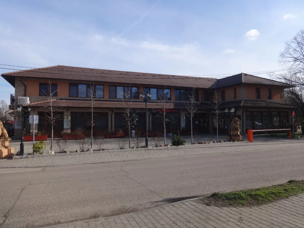 Tiszakécske, Erkel Fasor utca, 880 m²-es, egyéb vendéglátó egység