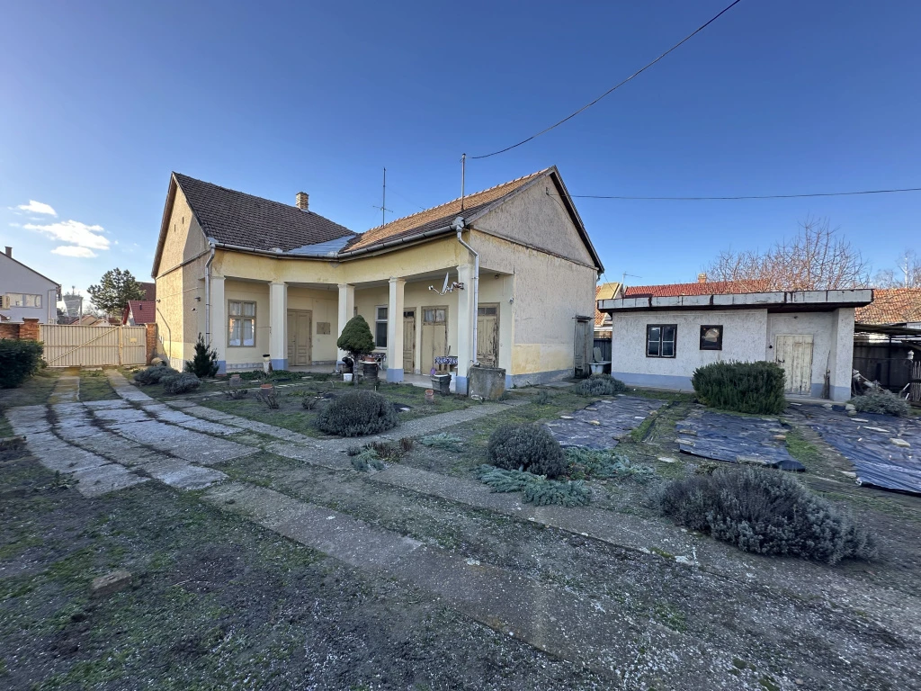 Jászberény, Belvárosban, 120 m²-es, családi ház, 3 szobás, átlagos állapotú