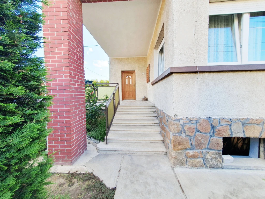 XVI. Kerület, Sashalom, 186 m²-es, 2 generációs, családi ház, 8 szobás