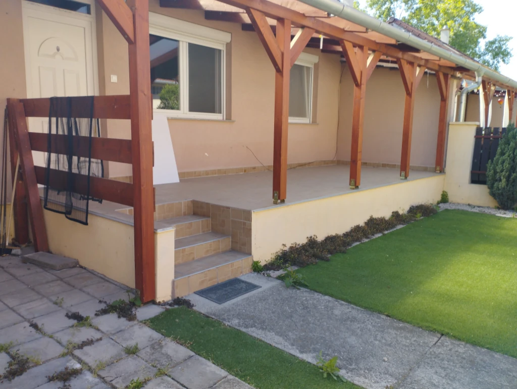 Majosháza, Focipálya közeli utca, 76 m²-es, sorház, 2+2 szobás