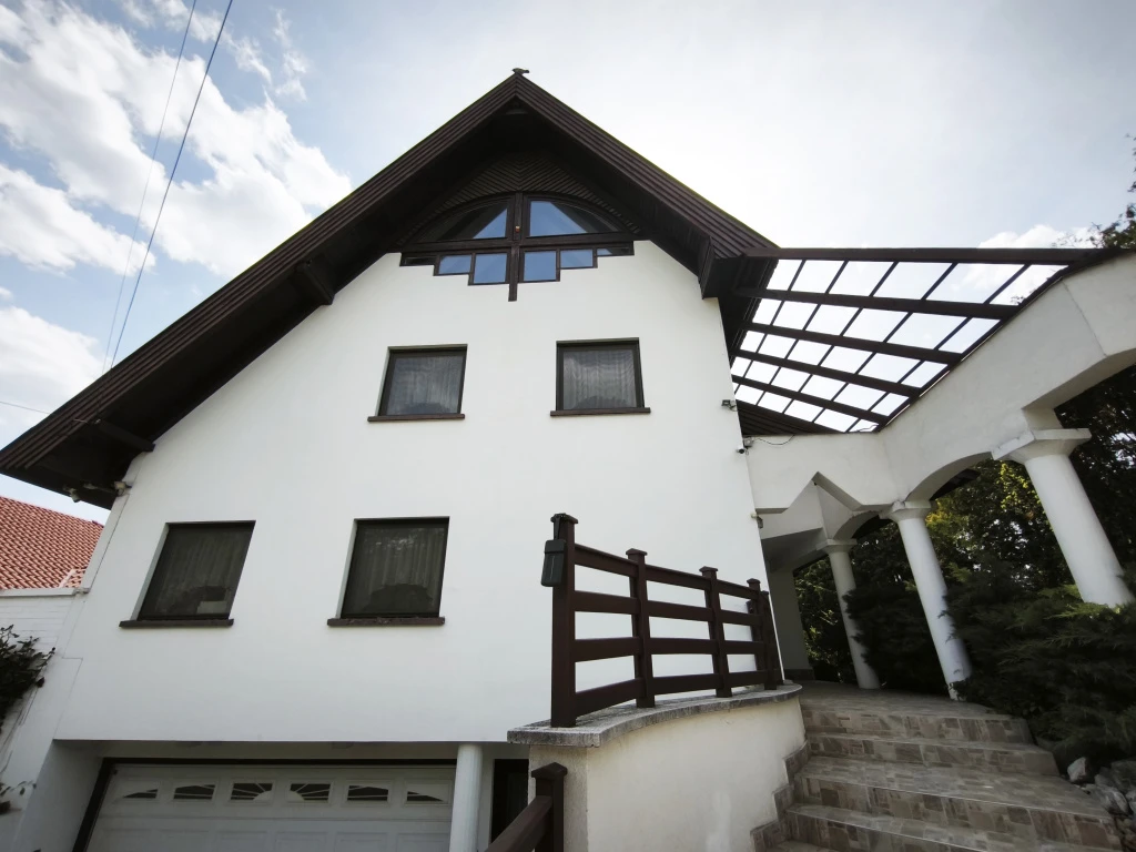 XVI. Kerület, Sashalom, 522 m²-es, 2 generációs, családi ház, 7 szobás